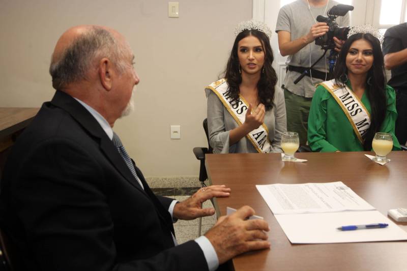Há seis anos, o combate à hanseníase é a causa escolhida pela organização do Concurso Miss Mundo para ser trabalhada pelas eleitas no certame de beleza. A atual dona da coroa, a indiana Manushi Chhillar, e a atual Miss Brasil Mundo, Gabrielle Vilela, foram recebidas na manhã desta sexta-feira (20), em agenda institucional, pelo governador Simão Jatene (foto) e o secretário de Estado de Saúde Pública, Vitor Mateus. A comitiva está em Belém para a promoção de ações sociais de combate à doença. O encontro ocorreu no Palácio do Governo, na capital paraense. A programação do “Beleza com Propósito” no Brasil integra encontros com governantes e autoridades de outros Estados da Federação. Durante a semana, a comitiva foi recebida em São Paulo, no Palácio dos Bandeirantes, onde deu início à campanha do agasalho. Também foi a Brasília apoiar a Associação de Pais e Amigos dos Excepcionais do Distrito Federal (Apae-DF), sendo recebida pelo governador do Distrito Federal, Rodrigo Rollemberg.
FOTO: SIDNEY OLIVEIRA / AG. PARÁ
DATA: 20.04.2018
BELÉM - PARÁ <div class='credito_fotos'>Foto: Sidney Oliveira/Ag. Pará | <a href='/midias/2018/originais/fa60bff2-a88c-48aa-8201-58bb19d0eed5.jpg' download><i class='fa-solid fa-download'></i> Download</a></div>