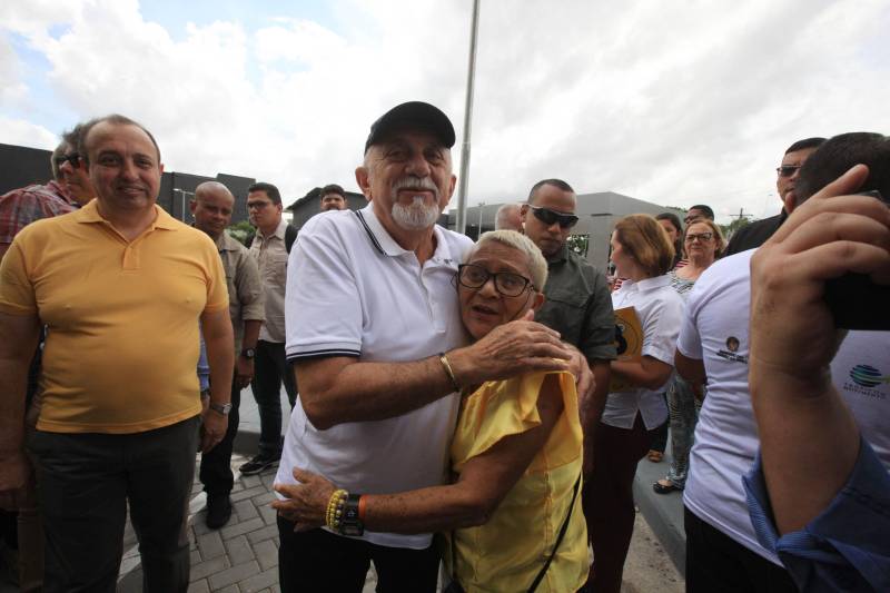 O governador Simão Jatene fez neste domingo (30), às 11 h, uma visita técnica (foto) às instalações do novo Hospital Abelardo Santos, no Distrito de Icoaraci, na Região Metropolitana de Belém. Como fez em Capanema (nordeste do Pará), no novo Hospital Regional dos Caetés, o governador convidou pessoas da comunidade para acompanhá-lo na visita. O objetivo foi mostrar à população que o hospital está pronto para ser inaugurado. "Alguns pequenos detalhes, obrigatórios para a entrada em funcionamento de qualquer hospital, ainda precisam ser feitos, como a assepsia dos ambientes e a calibragem dos equipamentos. Mas o ‘Abelardo’ está pronto, e já é o maior hospital da Região Metropolitana", disse o governador.

FOTO: CRISTINO MARTINS / AG. PARÁ
DATA: 30.12.2018
ICOARACI - PARÁ <div class='credito_fotos'>Foto: Cristino Martins/Ag. Pará   |   <a href='/midias/2018/originais/fa70588e-302c-40a7-b754-96fb51c3a8ca.jpg' download><i class='fa-solid fa-download'></i> Download</a></div>