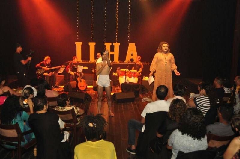 “Um sonho realizado”, assim foi definido por familiares o show do estudante de Psicologia, Antônio Sena, realizado na noite de sexta-feira (16), no Teatro Waldemar Henrique. Durante o espetáculo, alguns poemas do cantor foram interpretados por um grupo de atores
FOTO: JOSÉ PANTOJA / ASCOM SESPA
DATA: 16.03.2018
BELÉM - PARÁ <div class='credito_fotos'>Foto: José Pantoja / Ascom Sespa | <a href='/midias/2018/originais/fa7ad597-e493-4516-aa4e-6b2e1784e922.jpg' download><i class='fa-solid fa-download'></i> Download</a></div>
