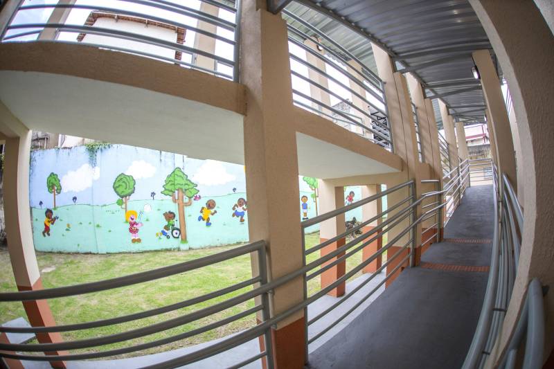 A Universidade do Estado do Pará (Uepa) entregou, na sexta-feira, 13, as novas instalações do Centro Especializado em Reabilitação (CER II), que fica localizado na Unidade de Ensino-Assistência de Fisioterapia e Terapia Ocupacional (Ueafto), no Centro de Ciências Biológicas e da Saúde (CCBS), na travessa Perebebuí, 2.623, em Belém. O novo espaço é um prédio de dois andares que conta com cinco consultórios, uma sala de integração sensorial, uma sala de fisioterapia neuro-pediatra e outra sala para terapia ocupacional neuro-pediatra.
FOTO: NAILANA THIELY / ASCOM UEPA
DATA: 13.04.2018
BELÉM - PARÁ <div class='credito_fotos'>Foto: Nailana Thiely / Ascom Uepa | <a href='/midias/2018/originais/fa803908-ffc7-4752-b545-42378373d0b1.jpg' download><i class='fa-solid fa-download'></i> Download</a></div>