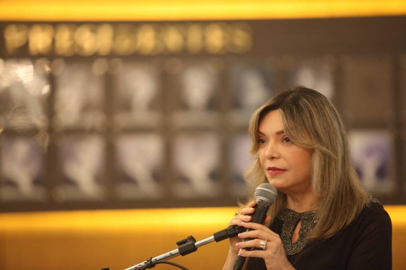 Um acordo de cooperação técnica para agilizar as ações de cobrança de títulos da dívida ativa, ajuizados ou não, foi celebrado nesta terça-feira, 26, entre o Tribunal de Justiça do Estado (TJPA), Governo do Pará, União, Prefeitura de Belém e o Instituto de Estudos de Protesto de Títulos do Brasil, seção Pará. O acordo foi firmado na sede do TJPA. O acordo de cooperação técnica foi firmado com base na Lei nº 9.492/1997, que estabelece o protesto como ato formal e solene, pelo qual se prova a inadimplência e o descumprimento de obrigação originada em títulos e outros documentos em dívida, e à inexistência de disposições legais que vedem à utilização do serviço de protesto de títulos pelas entidades da administração pública; e observa as decisões do Conselho Nacional de Justiça (CNJ), que estabelecem a validade do protesto dos títulos, denominados certidões da dívida ativa, bem como atende meta do CNJ, de desjudicialização de ações, estimulando o protesto de títulos executados ou não. Na foto, a juíza coordenadora do Macrodesafio Impulso às Execuções Fiscais, Kédima Pacifico Lyra.
FOTO: MARCELO LELIS / AG. PARÁ
DATA: 26.06.2018
BELÉM - PARÁ <div class='credito_fotos'>Foto: Marcelo Lelis / Ag. Pará | <a href='/midias/2018/originais/fa8300ac-ef59-42e5-91df-5275dd66a448.jpg' download><i class='fa-solid fa-download'></i> Download</a></div>