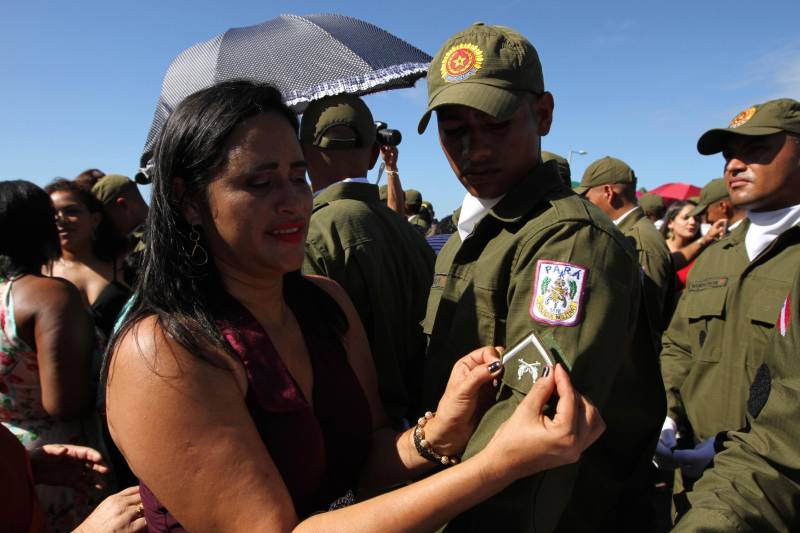 A cerimônia de formatura dos novos praças da Polícia Militar ocorreu na manhã desta segunda-feira (9), simultaneamente, em Belém e outros seis municípios paraenses: Santa Izabel, Castanhal, Barcarena, Capanema, Bragança e Tucuruí. Em Parauapebas, Marabá, Breves, Soure e Conceição do Araguaia, a formatura será celebrada na quinta-feira, dia 12. Na sexta-feira, dia 13, é a vez de Santarém, Altamira, Paragominas e Itaituba. O governador Simão Jatene presidiu a cerimônia de formatura no Portal da Amazônia, bairro da Cidade Velha, em Belém. Milhares de familiares dos formandos lotaram o espaço para entregar aos novos policiais militares seus diplomas de conclusão de curso.
FOTO: CRISTINO MARTINS / AG. PARÁ
DATA: 09.07.2018
BELÉM - PARÁ <div class='credito_fotos'>Foto: Cristino Martins/Ag. Pará | <a href='/midias/2018/originais/fa88e8f8-ba90-42a2-8591-85288ee7f3a6.jpg' download><i class='fa-solid fa-download'></i> Download</a></div>