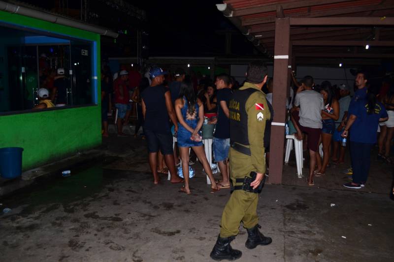 Para garantir a tranquilidade da população e estabelecer a ordem em locais de grande movimentação no distrito de Icoaraci, em Belém, foi deflagrada na noite deste domingo, 6, a Operação Hypnos, realizada pela Polícia Militar em parceria com outros órgãos de segurança pública e do sistema judiciário. Na foto, fiscalização de bares e festas averiguando a presença de menores e de veículos irregulares.
FOTO: ELIELSON MODESTO / ASCOM SEGUP
DATA: 06.05.2018
BELÉM - PARÁ <div class='credito_fotos'>Foto: Elielson Modesto / Ascom Segup | <a href='/midias/2018/originais/fa8da10f-30fa-48e2-a16f-f324e6312245.jpg' download><i class='fa-solid fa-download'></i> Download</a></div>