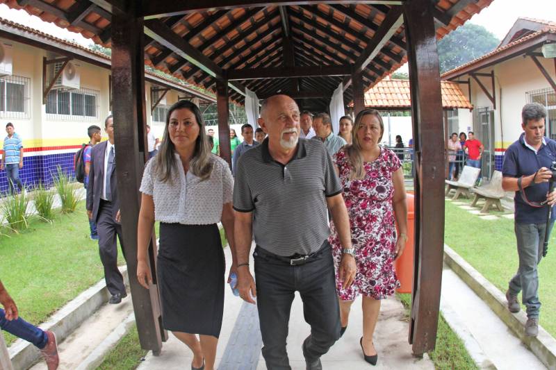 Um painel, no pátio da Escola Estadual de Ensino Médio Ruth Guimarães Ferreira, no distrito de Murinim, em Benevides, mostra 16 alunos da unidade aprovados nos últimos vestibulares. Desses, 12 irão estudar na Universidade Federal do Pará (UFPA). São os primeiros resultados de um processo que começou há nove meses, quando a escola entrou em reforma e ampliação. A nova “Ruth Guimarães Ferreira” foi entregue oficialmente nesta segunda-feira, 26, pelo governador Simão Jatene. Reformada e ampliada, a escola tem agora seis salas de aula; quatro laboratórios (multiuso, multidisciplinar, informática e de leitura); cozinha; refeitório e dispensa; quadra poliesportiva, vestiários feminino e masculino; área de convivência; sala para Atendimento Educacional Especializado (AEE) e acessos para pessoas com deficiência. Espaços de sobra para seus 892 alunos, distribuídos em três turnos do Ensino Médio. A obra custou R$ 2,446 milhões.
FOTO: CRISTINO MARTINS / AG. PARÁ
DATA: 26.03.2018
BENEVIDES - PARÁ <div class='credito_fotos'>Foto: Cristino Martins/Ag. Pará | <a href='/midias/2018/originais/fa909b14-1019-41c6-af05-5041f56f8bd0.jpg' download><i class='fa-solid fa-download'></i> Download</a></div>