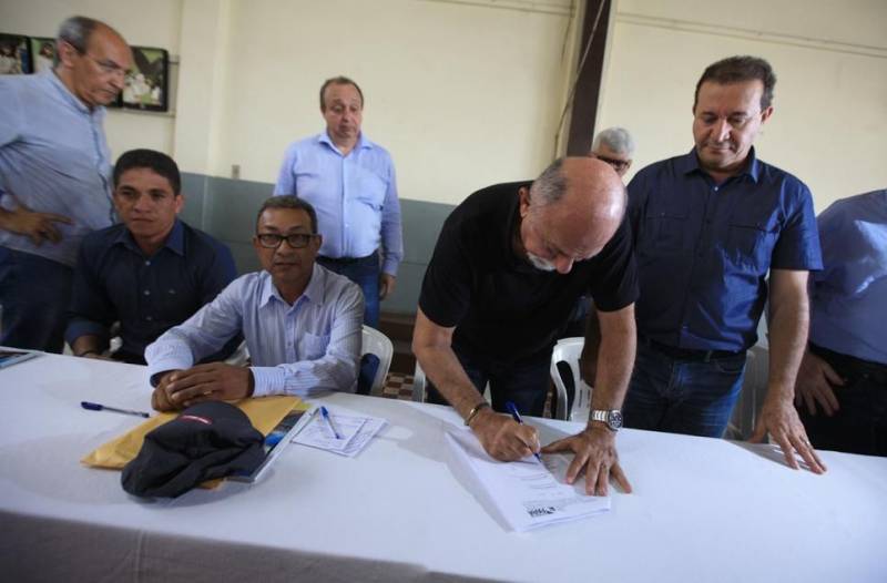 "Hoje é uma nova história, um novo tempo", assim observou o diretor-presidente do Hospital Santa Casa de Misericórdia do município de Óbidos, na região do Baixo Amazonas, a respeito do termo de fomento assinado entre o Governo do Estado, por meio da Secretaria de Saúde Pública (Sespa), e a Associação de Caridade da Santa Casa que garantirá a conclusão da reforma e ampliação da unidade de saúde, orçada em R$ 3,6 milhões. A Santa Casa de Óbidos, unidade quase centenária, fundada em 07/07/1922, é uma das referências em saúde na região formada por municípios da margem esquerda do rio Amazonas. Gerida desde 2014 por uma congregação franciscana, a Santa Casa faz parte do processo de regionalização e descentralização da saúde, que vem sendo promovida pela atual gestão em todas as regiões de integração. Na foto, o Governador do Estado, Simão Jatene (assinando).
FOTO: RODOLFO OLIVEIRA / AG. PARÁ
DATA: 09.03.2018
ÓBIDOS - PARÁ
<div class='credito_fotos'>Foto: Rodolfo Oliveira/Ag. Pará | <a href='/midias/2018/originais/fa910380-4198-45ab-9a3c-9f035b29cef6.jpg' download><i class='fa-solid fa-download'></i> Download</a></div>
