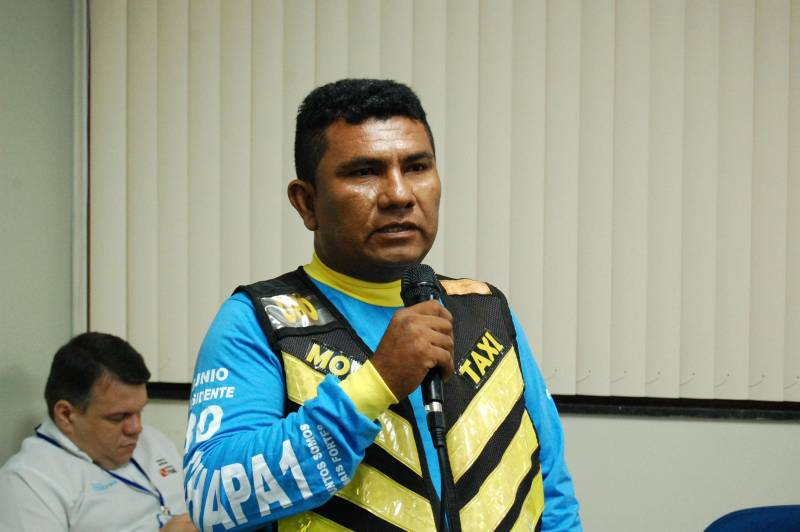 A categoria de mototaxistas permissionários, que realiza o transporte de passageiros em Santarém, na região oeste do Pará, foi beneficiada nesta quarta-feira (4), com a entrega de motocicletas financiadas a partir do programa de microcrédito do Governo do Estado, o CredCidadão. Na foto, o presidente do Sindicato dos Mototaxistas de Santarém, Manoel Edivaldo Sousa.
FOTO: WILLIAM SANTOS / ASCOM CRGBA
DATA: 04.07.2018
SANTARÉM - PARÁ <div class='credito_fotos'>Foto: WILLIAM SANTOS / ASCOM CRGBA | <a href='/midias/2018/originais/fa960639-db9c-4c70-87b4-a8bf342900f3.jpg' download><i class='fa-solid fa-download'></i> Download</a></div>