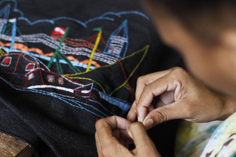 A Cooperativa Social de Trabalho Arte Feminina Empreendedora (Coostafe), formada exclusivamente por internas do Centro de Recuperação Feminino (CRF), em Ananindeua (Região Metropolitana de Belém), fechou parceria para venda de seus produtos com uma empresa de malas e plastificação de bagagens, a Protec Bag, que tem uma loja e um quiosque no Aeroporto Internacional de Belém. A Coostafe é um projeto de economia solidária para detentas, desenvolvido no Pará com apoio da Superintendência do Sistema Penitenciário do Estado (Susipe). Os produtos da Coostafe são comercializados na loja da Protec Bag desde segunda-feira (29). Os clientes da loja e visitantes do aeroporto podem encontrar bolsas, sacolas, encostos de cabeça e mais uma série de produtos feitos pelas detentas do CRF. Os produtos foram colocados à venda a preço de mercado, e parte da renda será revertida para as cooperadas.
FOTO: ASCOM SUSIPE
DATA: 30.10.2018
BELÉM - PARÁ <div class='credito_fotos'>Foto: ASCOM SUSIPE | <a href='/midias/2018/originais/fa96808e-b2a8-4055-98d9-c2b17345bd47.jpg' download><i class='fa-solid fa-download'></i> Download</a></div>