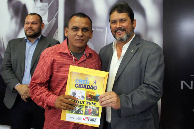 Investir no trabalho e na geração de emprego e renda para egressos do sistema penitenciário é possível, graças à parceria entre a Superintendência do Sistema Penitenciário do Estado (Susipe) e o CredCidadão, programa de financiamento de microcrédito do Governo do Pará voltado para pequenos empreendedores. Na última quarta-feira (21), o programa beneficiou mais 15 egressos, entregando o cheque que simboliza a liberação das cartas de crédito, que totalizam R$ 38.400,00, em solenidade realizada na Escola de Administração Penitenciária (EAP), da Susipe, em Belém.

FOTO: ASCOM SUSIPE
DATA: 22.11.2018
BELÉM-PARÁ <div class='credito_fotos'>Foto: ASCOM SUSIPE   |   <a href='/midias/2018/originais/fa982233-ae74-4012-8101-68cfeca152c0.jpg' download><i class='fa-solid fa-download'></i> Download</a></div>