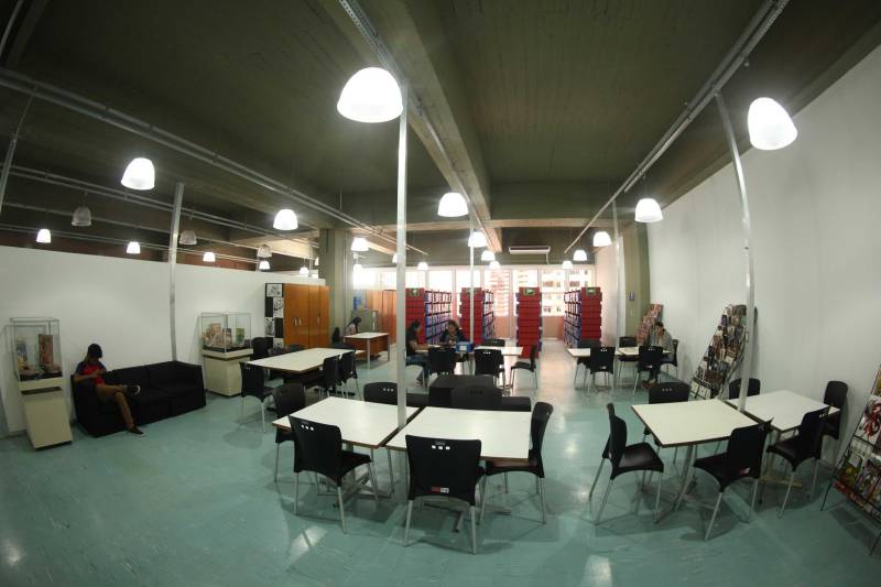 Ao entrar na Biblioteca Arthur Viana, localizada no Centro Cultural e Turístico Tancredo Neves (Centur), é possível visualizar e sentir as diferenças logo ao chegar. O espaço, que desde 2015 passava por reformas, está completamente pronto para sua reinauguração, que deve acontecer já na próxima semana. Iluminação adequada, climatização renovada, mudança de estantes e outros móveis que contribuíram para a ampliação do espaço, além de um verdadeiro upgrade em diversos espaços de convivência, serviços e estudos, trouxeram novos ares a centenária biblioteca.
FOTO: THIAGO GOMES / AG. PARÁ
DATA: 27.04.2018
BELÉM - PARÁ <div class='credito_fotos'>Foto: Thiago Gomes /Ag. Pará | <a href='/midias/2018/originais/fa9d82ab-d16f-4ac1-bfe2-73fe9ca659fe.jpg' download><i class='fa-solid fa-download'></i> Download</a></div>