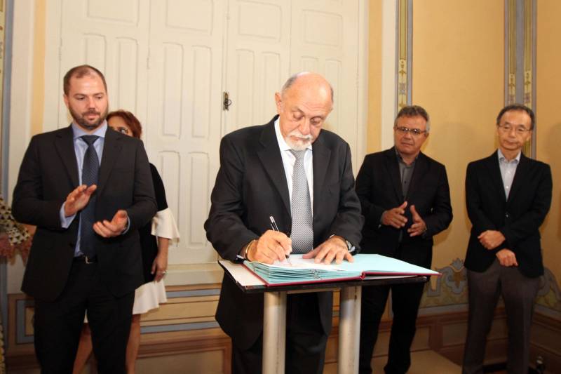 “Que esse espaço seja marcado pela neutralidade, não pela indiferença, mas por abrigar todas as diferenças”. Com essa frase, o governador Simão Jatene (foto) inaugurou nesta quinta-feira, 20, o Escritório Compartilhado da Agência das Nações Unidas (ONU) no Estado do Pará, o primeiro no Norte do País, o terceiro em território nacional. “Que as decisões tomadas aqui, a partir de Belém, de forma democrática, alcancem toda a cidade, ultrapassem os limites do estado e depois o mundo”, disse o governador. O Escritório Compartilhado da Agência das Nações Unidas (ONU) no Estado do Pará está abrigado em um prédio cedido pelo Governo do Estado, na Avenida Nazaré, no centro de Belém. Nele, funcionarão inicialmente os escritórios de representação do Programa das Nações Unidas para o Desenvolvimento (Pnud) e do Fundo das Nações Unidas para a Infância (Unicef).

FOTO: CRISTINO MARTINS / AG. PARÁ
DATA: 20.12.2018
BELÉM - PARÁ <div class='credito_fotos'>Foto: Cristino Martins/Ag. Pará   |   <a href='/midias/2018/originais/faa29982-d914-4c58-ba11-028e76ddd045.jpg' download><i class='fa-solid fa-download'></i> Download</a></div>