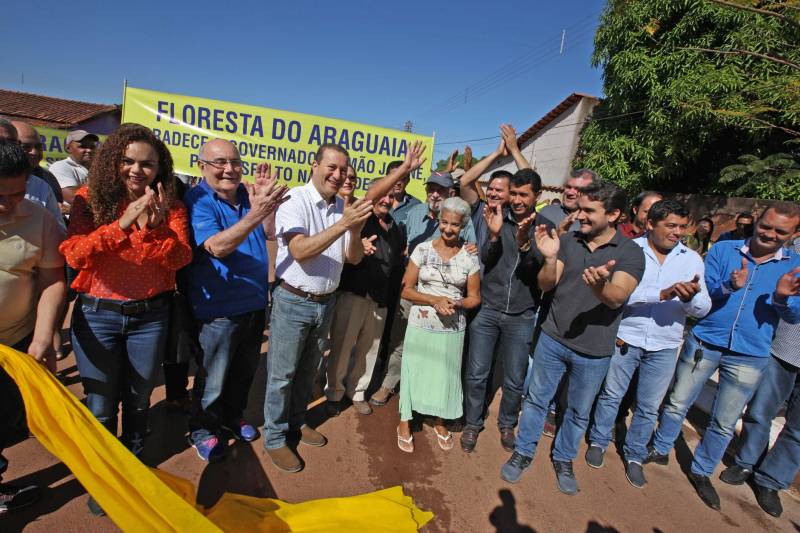 Há 35 anos a dona de casa Guardiana Feitosa é moradora da Rua 15 de Novembro, em Floresta do Araguaia, sul do Pará. Há pelo menos cinco deles não colocava as cadeiras em frente de casa para um bate papo de final de tarde. "Era lama no inverno e poeira no verão, não dava pra ficar aqui na frente", diz Guardiana. "Agora o asfalto chegou, mudou tudo". A 15 de Novembro é uma das mais importantes ruas de Floresta do Araguaia. Abriga três igrejas, três escolas e creches e cerca de 30 pontos comerciais. Cerca de quinhentos moradores vivem ali. O Asfalto na Cidade, programa do Governo do estado que tem como principal objetivo ampliar a mobilidade e acessibilidade nas áreas urbanas do Estado, chegou à Floresta do Araguaia asfaltando a Rua 15 de Novembro e outras seis vias próximas, num total de três quilômetros de asfalto de qualidade superior, além de meio fio. O governador Simão Jatene (foto) foi à Floresta do Araguaia entregar as obras à comunidade. Com ele, estavam o senador Flexa Ribeiro (PSDB/PA); a secretária Extraordinária de Municípios Sustentáveis; Izabela Jatene, o presidente da Assembleia Legislativa do estado, deputado Márcio Miranda; os deputados Cilene Couto e Celso Sabino e o ex-governador Carlos Santos.
FOTO: ANTÔNIO SILVA / AG. PARÁ
DATA: 25.06.2018
FLORESTA DO ARAGUAIA - PARÁ <div class='credito_fotos'>Foto: Antônio Silva/Ag. Pará | <a href='/midias/2018/originais/fab4da07-eee8-43e0-948f-33694b29bdcb.jpg' download><i class='fa-solid fa-download'></i> Download</a></div>