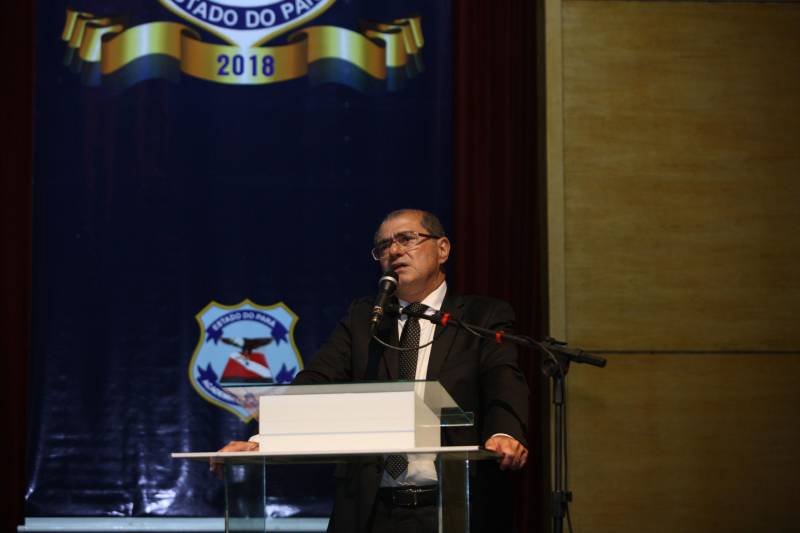 O Pará vai voltar a ter um delegado de polícia para cada município. A posse de 149 novos delegados da Polícia Civil, que aconteceu nesta segunda-feira (26) no Teatro Maria Sylvia Nunes, na Estação das Docas, vai garantir, com sobras, a cobertura completa dos 144 municípios do estado. Aprovados em concurso público, os novos delegados concluíram o curso de Formação da Polícia Civil do Pará no dia 15 deste mês. O curso foi o primeiro do Brasil a incluir sete disciplinas inéditas: Oratória, Atuação Policial frente aos Grupos Vulneráveis, Relacionamento com a Imprensa e Mídias Sociais, Abordagem Psicopatológica do Crime e da Violência, Investigação Financeira no Enfrentamento ao Crime de Lavagem de dinheiro, Noções Básicas de Enfrentamento às Fraudes Veiculares e Linguagem Brasileira de Sinais. O concurso aprovou ainda 300 investigadores, 180 escrivães e 20 papiloscopistas. Os novos policiais civis passaram por quatro meses de formação técnica e profissional na Acadepol. Com a nomeação, o próximo passo será a lotação dos novos servidores públicos nas unidades de Polícia Civil do estado, quando eles saberão em qual região do Pará trabalharão inicialmente. Na foto, o secretário de Segurança, Luís Fernandes.
FOTO: SYDNEY OLIVEIRA / AG. PARÁ
DATA: 26.02.2018
BELÉM - PARÁ <div class='credito_fotos'>Foto: Sidney Oliveira/Ag. Pará | <a href='/midias/2018/originais/fab7c1e2-8066-4ef5-ad49-92eadef50154.jpg' download><i class='fa-solid fa-download'></i> Download</a></div>