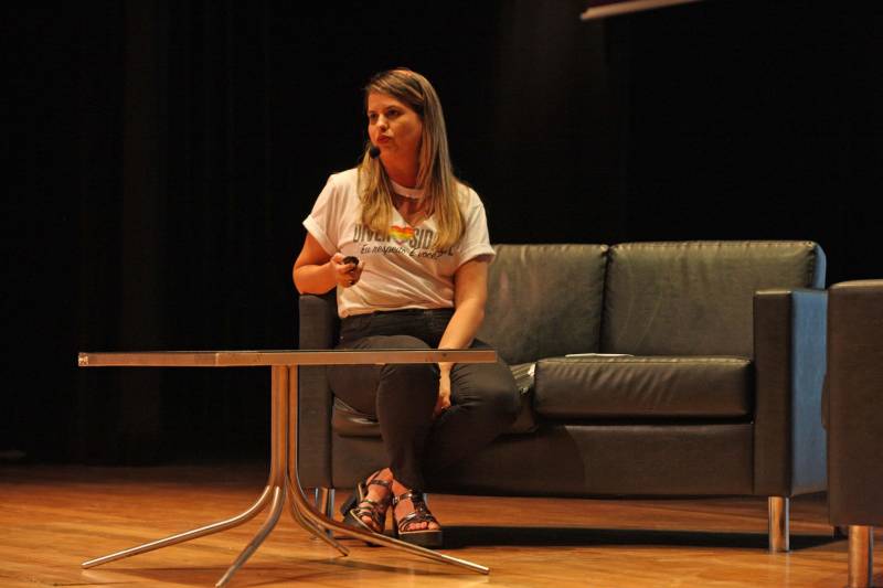 Todas as pessoas que deixaram o teatro onde acontece o Publicom Belém 2018 saíram animadas com o primeiro dia de evento, que encerrou às 20h desta segunda-feira (11). Ter a oportunidade de conhecer mais sobre temas atuais, conhecer de perto profissionais de sucesso da área de comunicação e trocar experiências com estudantes e outros profissionais da área foram os benefícios mais citados por quem participou do evento, que já acontece desde 2013. Na foto, Leba Peixoto, assessora de comunicação da Secretaria de Estado de Justiça e Direitos Humanos (Sejudh).
FOTO: RODOLFO OLIVEIRA / AG. PARÁ
DATA: 11.06.2018
BELÉM - PARÁ <div class='credito_fotos'>Foto: Rodolfo Oliveira/Ag. Pará | <a href='/midias/2018/originais/fabe1ba0-585d-4452-a4d2-b5ea0a7c6388.jpg' download><i class='fa-solid fa-download'></i> Download</a></div>