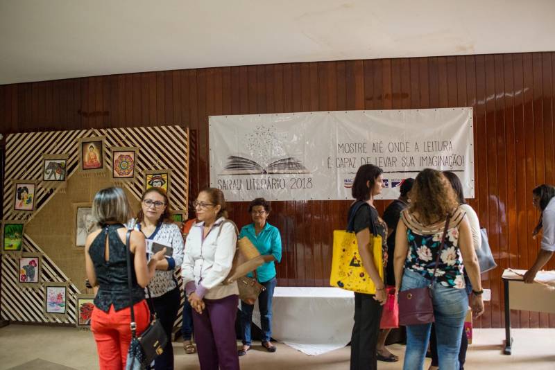 João*, de 17 anos, é natural de Bragança, nordeste do Pará. Há sete meses cumpre medida socioeducativa em uma unidade de internação do Estado após cometer um ato infracional no município onde reside. Mas na manhã desta terça-feira (5), em Belém, pôde vivenciar uma experiência inédita: participou de um espetáculo de teatro (foto) diante de dezenas de pessoas que se reuniram no Teatro Margarida Schivasappa, ao lado de outros 30 adolescentes e jovens privados de liberdade. Uma iniciativa pioneira no país que busca promover a ressocialização por meio da arte, fruto das atividades e oficinas pedagógicas realizadas dentro de espaços gerenciados pela Fundação de Atendimento Socioeducativo do Pará (Fasepa). “Eu nunca tinha vindo em um teatro e isso ficará marcado em mim”, disse o socioeducando. Tímido, ele revelou a vontade de deixar para trás os erros cometidos e seguir um futuro completamente novo, com os primeiros passos sendo dados hoje. “Isso despertou algo dentro de mim, pensar na minha vida e em sair do mundo das drogas. Quem sabe me tornar um ator?” divagou.

FOTO: FERNANDO SETTE / ASCOM IOE
DATA: 05.06.2018
BELÉM - PARÁ <div class='credito_fotos'>Foto: FERNANDO SETTE CÂMARA / ASCOM IOE   |   <a href='/midias/2018/originais/fac9f6d8-7f76-44e9-a9c7-bf22c3c26dd7.jpg' download><i class='fa-solid fa-download'></i> Download</a></div>