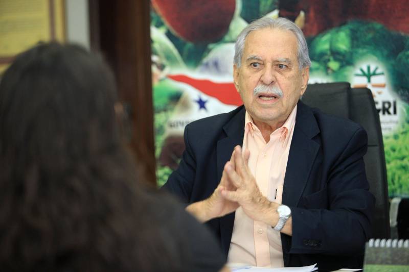 O XVII Congresso Brasileiro de Mandioca e II Congresso Latino-Americano e Caribenho de Mandioca começa nesta segunda-feira, 12, em Belém. A solenidade de abertura será às 19 horas, com a presença do vice-governador Zequinha Marinho, no Hangar Convenções e Feiras da Amazônia que, juntamente com o secretário de Estado de Desenvolvimento Agropecuário e da Pesca, Giovanni Queiroz (foto), fará o lançamento do Pró-Mandioca.
FOTO: MÁCIO FERREIRA / AG. PARÁ
DATA: 12.03.2018
BELÉM - PARÁ <div class='credito_fotos'>Foto: MÁCIO FERREIRA/ AG. PARÁ | <a href='/midias/2018/originais/facabf68-2586-4c0c-bd9e-588a6d5ded1f.jpg' download><i class='fa-solid fa-download'></i> Download</a></div>
