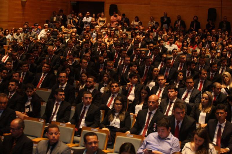 Para o governador Simão Jatene (foto), todos os nomeados podem se considerar – a partir do momento em que optaram por um concurso público no Pará – paraenses, “pois vão ajudar a construir o estado”. “Vocês terão a grata oportunidade de conhecer o estado pelo seu interior, o que é extremamente enriquecedor”, disse o governador. “Mas, preparem-se, pois terão poucos aplausos nos acertos e muitas e severas críticas ao menor erro”. Sobre o concurso e a posse dos novos delegados, Jatene disse que “mais um desafio foi vencido, que é o de ter um delegado para cada município”. “É mais um passo no sentido de combater a violência e melhorar os índices da segurança pública, o que nós fazemos mesmo com a crise que ainda assola o país”, disse o governador. “Enquanto existir essa vontade coletiva, unindo governo e sociedade, vamos vencer mais desafios, em todas as áreas”, concluiu Simão Jatene.
FOTO: SYDNEY OLIVEIRA / AG. PARÁ
DATA: 26.02.2018
BELÉM - PARÁ <div class='credito_fotos'>Foto: Sidney Oliveira/Ag. Pará | <a href='/midias/2018/originais/facd3afd-bbed-4e96-8800-6137a6161d48.jpg' download><i class='fa-solid fa-download'></i> Download</a></div>