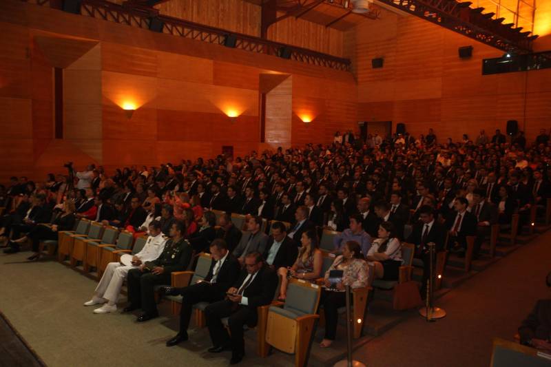 O Pará vai voltar a ter um delegado de polícia para cada município. A posse de 149 novos delegados da Polícia Civil, que aconteceu nesta segunda-feira (26) no Teatro Maria Sylvia Nunes, na Estação das Docas, vai garantir, com sobras, a cobertura completa dos 144 municípios do estado. Aprovados em concurso público, os novos delegados concluíram o curso de Formação da Polícia Civil do Pará no dia 15 deste mês. O curso foi o primeiro do Brasil a incluir sete disciplinas inéditas: Oratória, Atuação Policial frente aos Grupos Vulneráveis, Relacionamento com a Imprensa e Mídias Sociais, Abordagem Psicopatológica do Crime e da Violência, Investigação Financeira no Enfrentamento ao Crime de Lavagem de dinheiro, Noções Básicas de Enfrentamento às Fraudes Veiculares e Linguagem Brasileira de Sinais. O concurso aprovou ainda 300 investigadores, 180 escrivães e 20 papiloscopistas. Os novos policiais civis passaram por quatro meses de formação técnica e profissional na Acadepol. Com a nomeação, o próximo passo será a lotação dos novos servidores públicos nas unidades de Polícia Civil do estado, quando eles saberão em qual região do Pará trabalharão inicialmente.
FOTO: SYDNEY OLIVEIRA / AG. PARÁ
DATA: 26.02.2018
BELÉM - PARÁ <div class='credito_fotos'>Foto: Sidney Oliveira/Ag. Pará | <a href='/midias/2018/originais/fad22084-8823-4ca3-9d06-476329de1d51.jpg' download><i class='fa-solid fa-download'></i> Download</a></div>