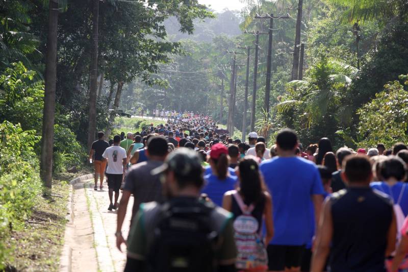 Uma reabertura feita a milhares de mãos. A fita inaugural colocada no inicio da trilha principal do Parque do Utinga foi rompida por mais de cinco mil pessoas ansiosas pelo inicio da caminhada, marcando o segundo dia da programação de reabertura do mais novo espaço paraense de lazer e interatividade com a natureza.
FOTO: SIDNEY OLIVEIRA / AG. PARÁ
DATA: 17.03.2018
BELÉM - PARÁ <div class='credito_fotos'>Foto: Sidney Oliveira/Ag. Pará | <a href='/midias/2018/originais/fae1e96c-1bd5-4d1a-9d4d-e4587f311414.jpg' download><i class='fa-solid fa-download'></i> Download</a></div>
