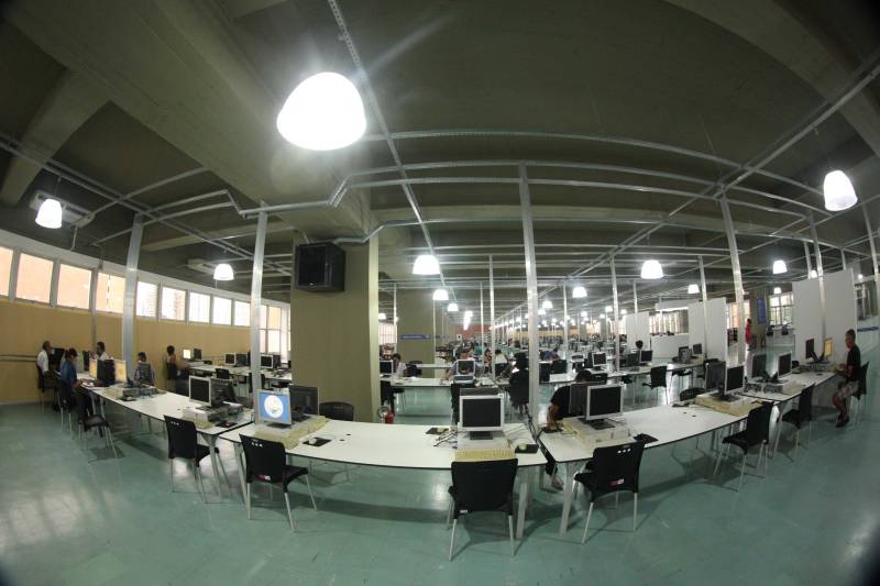 Ao entrar na Biblioteca Arthur Viana, localizada no Centro Cultural e Turístico Tancredo Neves (Centur), é possível visualizar e sentir as diferenças logo ao chegar. O espaço, que desde 2015 passava por reformas, está completamente pronto para sua reinauguração, que deve acontecer já na próxima semana. Iluminação adequada, climatização renovada, mudança de estantes e outros móveis que contribuíram para a ampliação do espaço, além de um verdadeiro upgrade em diversos espaços de convivência, serviços e estudos, trouxeram novos ares a centenária biblioteca.
FOTO: THIAGO GOMES / AG. PARÁ
DATA: 27.04.2018
BELÉM - PARÁ <div class='credito_fotos'>Foto: Thiago Gomes /Ag. Pará | <a href='/midias/2018/originais/fae537b1-c6e8-4168-a110-103ab91f9d33.jpg' download><i class='fa-solid fa-download'></i> Download</a></div>