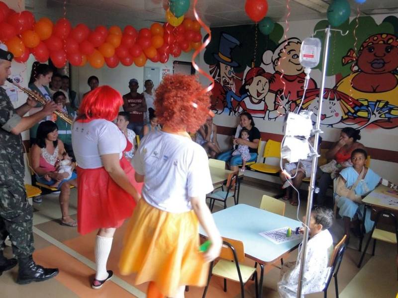 Internado na UTI Neonatal do Hospital Regional Público da Transamazônica (HRPT), em Altamira, no oeste do Pará, o menino Márcio Vieira passará seu primeiro Dia das Crianças – 12 de Outubro – em um leito hospitalar, mas com a alegria proporcionada por um brinquedo. Na manhã desta quarta-feira (11), Márcio e as outras crianças atendidas na unidade participaram de um evento (foto) alusivo à data, com entrega de brinquedos e uma programação cultural. A mãe de Márcio, Nádia Alvarez Vieira, reconheceu a importância da iniciativa para a reabilitação dos pequenos pacientes. “Mesmo ele sendo bebezinho, ele sente. A decoração colorida, essa energia positiva faz bem para os bebês. Acho muito importante o que o Hospital Regional está fazendo, trazendo essa alegria para dentro da unidade. Isso ajuda as crianças a se recuperarem mais rápido”, ressaltou Nádia Alvarez.
FOTO: ASCOM / HRPT
DATA: 11.10.2017
BELÉM - PARÁ <div class='credito_fotos'>Foto: ASCOM HRPT | <a href='/midias/2018/originais/fae54fec-a528-49b7-bbd5-e56fa2625944.jpg' download><i class='fa-solid fa-download'></i> Download</a></div>