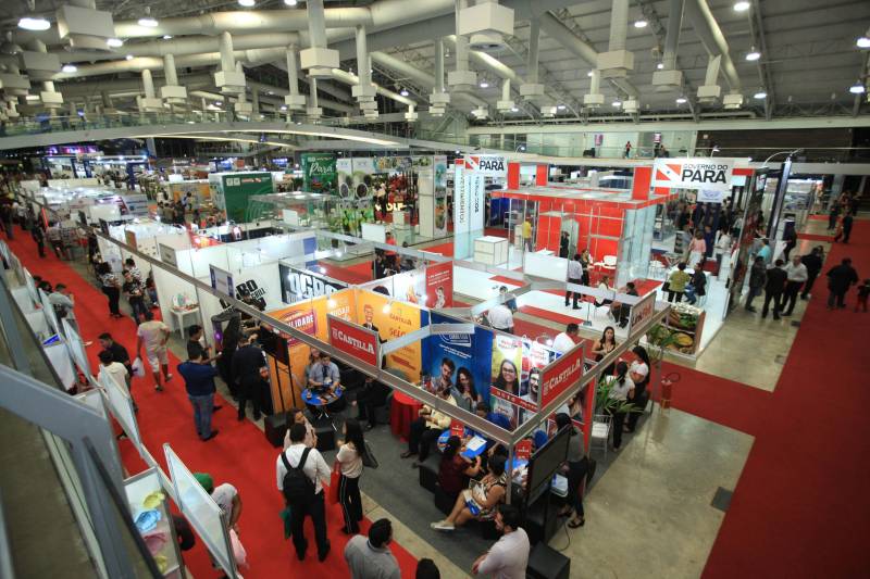 A abertura da Feira Pará Negócios 2018, nesta quinta-feira (22), no Hangar Convenções e Feiras da Amazônia, em Belém, foi marcada pela assinatura de um protocolo de intenções entre a Secretaria de Desenvolvimento Econômico, Mineração e Energia (Sedeme), Companhia de Desenvolvimento Econômico do Pará (Codec) e a empresa ZSun Energy que prevê investimentos na ordem de R$12 milhões de reais para a região do município de Paragominas, sudeste do estado, com a chegada de uma indústria de placas de energia solar no município a partir do ano que vem.

FOTO: MÁCIO FERREIRA / AG. PARÁ
DATA: 22.11.2018
BELÉM - PARÁ <div class='credito_fotos'>Foto: MÁCIO FERREIRA/ AG. PARÁ   |   <a href='/midias/2018/originais/fb08acee-f49e-4ced-9856-52416a1bc30c.jpg' download><i class='fa-solid fa-download'></i> Download</a></div>