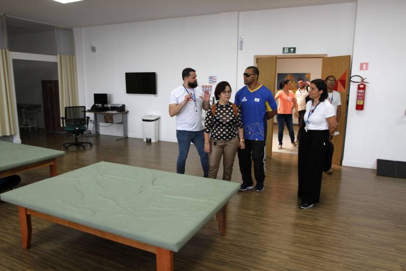 O Centro Integrado de Inclusão e Reabilitação (CIIR), em Belém, recebeu no último sábado (1°) a visita do tetracampeão paralímpico de judô Antônio Tenório. Acompanhado pelo diretor-executivo do Centro, José Neto, de outros diretores e fisioterapeutas, que descreveram a estrutura oferecida à população, o paratleta aprovou os recursos disponíveis no espaço.

FOTO: CRISTINO MARTINS / AG. PARÁ
DATA: 01.12.2018
BELÉM - PARÁ <div class='credito_fotos'>Foto: Cristino Martins/Ag. Pará   |   <a href='/midias/2018/originais/fb0c67c7-d994-46aa-9f75-202827e11e55.jpg' download><i class='fa-solid fa-download'></i> Download</a></div>