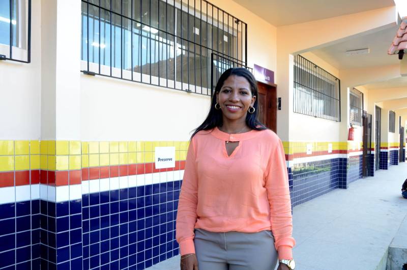 Após obras de reforma e ampliação, a Escola Estadual de Ensino Fundamental e Médio Maria das Mercês de Oliveira Conor, no município de Castanhal, foi entregue à população pela Secretaria de Estado de Educação (Seduc), na última quinta-feira (27). "Estamos entregando a escola completamente reformada e ampliada, desde os laboratórios e cantina, até as salas de aula. Temos a expectativa de que a comunidade abrace a escola, a oportunidade de ter melhoria no local de trabalho e, principalmente, consiga oportunizar qualidade de ensino a todos os estudantes da escola. É um grande avanço e uma grande conquista. Tenho certeza de que todos estão muito felizes com a nova escola”, disse o secretário adjunto de Ensino, José Roberto Silva. Na foto, a diretora Adriana Lira.

FOTO: RAI PONTES / ASCOM SEDUC
DATA: 27.12.2018
CASTANHAL - PARÁ
 <div class='credito_fotos'>Foto: Rai Pontes/Ascom Seduc   |   <a href='/midias/2018/originais/fb1a135d-bc1f-49e5-80bc-fd6d0cb415a6.jpg' download><i class='fa-solid fa-download'></i> Download</a></div>