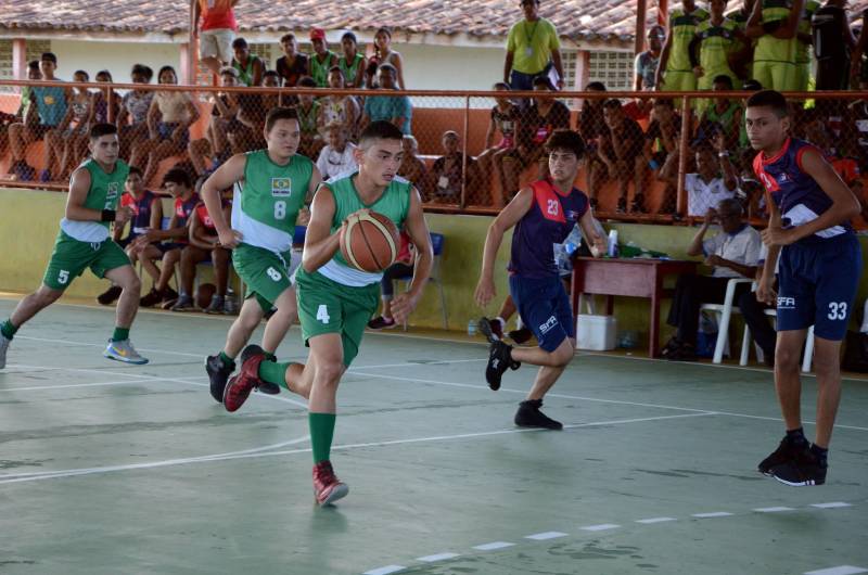 No momento em que os Jogos Estudantis Paraenses (Jeps) atingem a marca histórica de 60 anos, o município de Mocajuba (foto), na Região do Baixo-Tocantins, está em festa ao sediar, desde a quarta-feira, 16, as competições regionais do evento estudantil.
FOTO: ELISEU DIAS / ASCOM SEDUC
DATA: 17.05.2018
MOCAJUBA - PARÁ <div class='credito_fotos'>Foto: Eliseu Dias / Ascom Seduc | <a href='/midias/2018/originais/fb1d5bcc-a578-44b5-a178-92140e460307.jpg' download><i class='fa-solid fa-download'></i> Download</a></div>