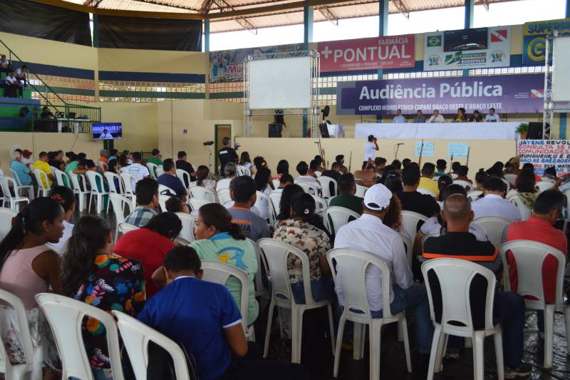 Cerca de 700 pessoas participaram de uma audiência pública, no município de Rurópolis, no sudoeste do estado, promovida pela Secretaria de Meio Ambiente e Sustentabilidade (Semas). As discussões giraram em torno dos impactos socioambientais previstos no projeto do Complexo Hidrelétrico Braços Leste e Oeste e Linhas de Transmissão Associadas, de responsabilidade da empresa Cienge Engenharia. Essa foi a segunda audiência realizada, a pedido da Semas, a respeito do projeto. O evento deu continuidade a encontros anteriores, como reuniões prévias e outra audiência já realizadas no município no período entre agosto e outubro de 2016. A Semas também convocou, por meio de edital, o Ministério Público Estadual e Federal, autoridades federais, estaduais e municipais, órgãos públicos e privados, instituições governamentais e não governamentais e comunidades a serem influenciadas direta ou indiretamente pelo empreendimento, a fim de discutir o conteúdo do Estudo de Impacto Ambiental (EIA) e Relatório de Impacto Ambiental (Rima).
FOTO: ASCOM / SEMAS
DATA: 08.03.2018
RURÓPOLIS - PARÁ <div class='credito_fotos'>Foto: ASCOM SEMAS | <a href='/midias/2018/originais/fb246783-a52e-4deb-ab49-7abad1e8a6f9.jpg' download><i class='fa-solid fa-download'></i> Download</a></div>