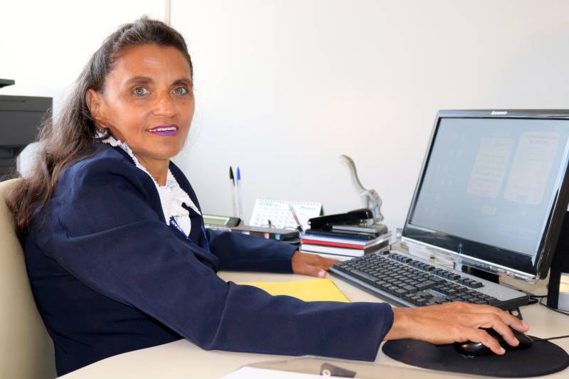 “É muito mais do que eu mereço. Estou muito feliz”. Foi assim, entre emocionada e surpresa, que a agente administrativa Maria Eliete de Lima (foto), 57, da Diretoria de Desenvolvimento Organizacional e Governança Pública (DDG), recebeu a notícia de que tinha sido escolhida a Servidora Nota 10 da Secretária de Estado da Administração (Sead). Ela representará o órgão na solenidade de premiação da 9ª edição do concurso, no dia 27 de outubro, no Hangar Centro de Convenções da Amazônia.
FOTO: ASCOM / SEAD
DATA: 25.10.2018
BELÉM - PARÁ <div class='credito_fotos'>Foto: ASCOM SEAD | <a href='/midias/2018/originais/fb274df5-4498-4f2b-8c03-92bbea05f6f5.jpg' download><i class='fa-solid fa-download'></i> Download</a></div>