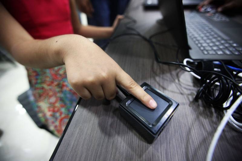“Fiz questão de trazer minha filha para seu primeiro exercício de cidadania que é ter uma carteira de identidade, ainda mais em um local como este, que permite resolvermos várias pendências com mais conforto e praticidade”, comemorou o senhor Genival de Oliveira, 40 anos, pai da pequena Gabrielle, 8 anos. A família de seu Genival é uma das milhares que serão beneficiadas no município de Parauapebas, no sudeste paraense, com orientações e serviços de diversos órgãos estaduais em um único local: a Estação Cidadania. O espaço, localizado no Shopping Karajás, foi entregue oficialmente à população na manhã deste sábado (19). A cerimônia contou com a presença de secretários de Estado, parlamentares, entre outras autoridades locais. Esta é a segunda Estação Cidadania da região. A primeira é a de Marabá.
FOTO: THIAGO GOMES / AG. PARÁ
DATA: 19.05.2018
PARAUAPEBAS - PARÁ <div class='credito_fotos'>Foto: Thiago Gomes /Ag. Pará | <a href='/midias/2018/originais/fb289e6d-f76b-4d68-8b44-17d81a039906.jpg' download><i class='fa-solid fa-download'></i> Download</a></div>