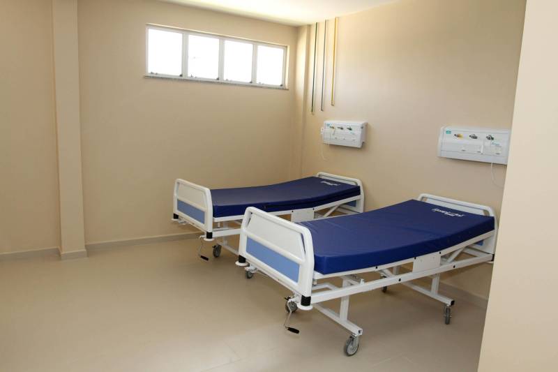 Ao longo dos últimos anos o governo do Pará investiu sistematicamente nos serviços destinados à saúde, o que reflete com saldo positivo nos indicadores da Secretaria de Estado de Saúde Pública (Sespa). De acordo com o Sistema de Informações sobre Orçamentos Públicos em Saúde (Siops), do Ministério da Saúde, nos últimos sete anos (2011-2017) o repasse de recursos feitos pela administração estadual do Pará está acima do limite constitucional de 12%. A série histórica mostra o acréscimo em investimento exclusivo do tesouro estadual no seu orçamento aplicado para construção, reforma e custeio da rede, como laboratórios, aquisição de medicamentos e hemocentros. Em 2011 o repasse foi de 1bilhão 467 milhões - 12,40%. Já em 2017 o Estado superou os números com o repasse de 2 bilhões 158 milhões –14,90%. Na foto, o Hospital Geral de Ipixuna.

FOTO: CRISTINO MARTINS / ARQUIVO AG. PARÁ
DATA: 21.09.2015
IPIXUNA DO PARÁ - PARÁ <div class='credito_fotos'>Foto: Agência Pará   |   <a href='/midias/2018/originais/fb2ee3c5-8c3a-474b-bc60-9b7631a99839.jpg' download><i class='fa-solid fa-download'></i> Download</a></div>