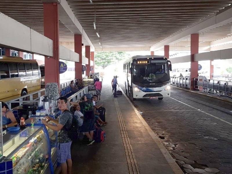 O trabalho da Agência de Regulação e Controle de Serviços Públicos do Estado (Arcon-PA) foi intenso no feriado prolongado da Semana Santa. Entre os dias 29 de março e 2 de abril, mais de 1,3 mil veículos que fazem o transporte intermunicipal de passageiros foram abordados e fiscalizados em postos montados nas estradas e no Terminal Rodoviário de Belém. Foi registrado um número de 26,3 mil usuários deixando ou chegando a Belém por via fluvial. Durante os cinco dias de operação foram aplicados 333 autos de infração, nos oitos postos de fiscalização nas estradas onde estavam os agentes da Arcon. Somente no posto da Polícia Rodoviária Federal (PRF) no Distrito de Apeú (município de Castanhal), fiscais da Arcon lavraram 85 autos de infração e aprenderam quatro veículos que não cumpriam as normas de regulação do Estado – um deles era um ônibus que fazia viagens irregulares para a localidade de Cumaru, no município de Inhangapi, no nordeste paraense. Na foto, fiscalização no Terminal Rodoviário de Belém.
FOTO: ASCOM / ARCON
DATA: 03.04.2018
BELÉM - PARÁ <div class='credito_fotos'>Foto: ASCOM / ARCON | <a href='/midias/2018/originais/fb2fea42-f92f-46d5-b465-36f455405fbb.jpg' download><i class='fa-solid fa-download'></i> Download</a></div>