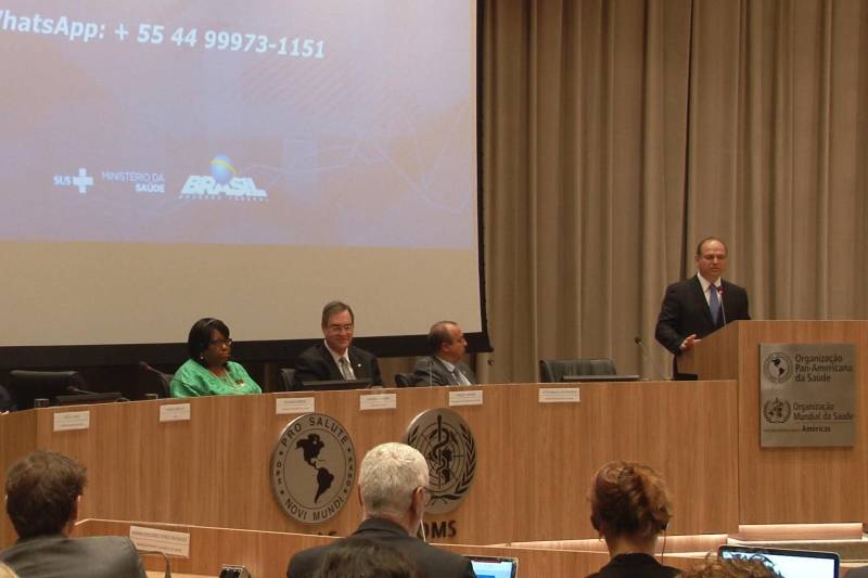 O Governo do Pará assinou nesta terça-feira (13), em Brasília (DF), um Termo de Cooperação com a Organização Pan-Americana de Saúde (Opas). O acordo vai efetivar mais ações na rede estadual de saúde, nas mais diversas áreas. “Desenvolvimento de recursos humanos, de ações de combate a endemias e desenvolvimento tecnológico serão as principais ações diretas, fruto desse acordo”, disse o secretário de Estado de Saúde Pública, Vítor Mateus, que foi a Brasília para a assinatura do acordo. O representante da Organização Pan-Americana de Saúde/Organização Mundial de Saúde (Opas/OMS) no Brasil, Joaquín Molina, assinou o documento, com o testemunho do ministro da Saúde, Ricardo Barros. Organização internacional com 100 anos de experiência e integrante dos sistemas da Organização dos Estados Americanos (OEA) e da Organização das Nações Unidas (ONU), a Opas exerce um papel fundamental na melhoria de políticas e serviços públicos de saúde, por meio da transferência de tecnologia e da difusão do conhecimento.
FOTO: SECOM
DATA: 13.03.2018
BELÉM - PARÁ <div class='credito_fotos'>Foto: Ascom Secom | <a href='/midias/2018/originais/fb350aab-719b-4773-bd78-bc63606c3403.jpg' download><i class='fa-solid fa-download'></i> Download</a></div>