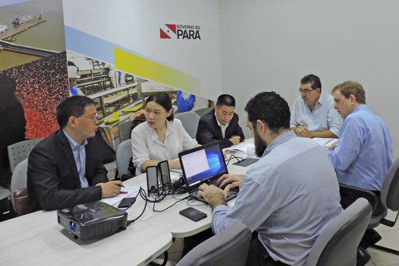 O projeto da Ferrovia Paraense foi tema de uma reunião (foto), na manhã desta quarta-feira (4), entre a China Railways Corporation (CREC 10) e a Secretaria de Estado de Desenvolvimento Econômico, Mineração e Energia (Sedeme). A empresa chinesa há quatro meses está debruçada nos estudos de engenharia, licenciamento ambiental, viabilidade técnica e econômica e estruturação financeira do projeto da ferrovia. Em novembro de 2017 a empresa assinou, em Brasília, um Memorando de Entendimentos com o Governo do Estado demonstrando interesse em estudar o projeto. A reunião desta quarta foi mais para esclarecimentos e alinhamento, de forma que possam ser exauridas todas as dúvidas e minimizadas as dificuldades, para ajudar a definir a possível participação da CREC na licitação da concessão.
FOTO: ASCOM / SEDEME
DATA: 04.04.2018
BELÉM - PARÁ <div class='credito_fotos'>Foto: Ascom Sedeme | <a href='/midias/2018/originais/fb378356-9eec-41fe-be8c-385fe963c5ae.jpg' download><i class='fa-solid fa-download'></i> Download</a></div>