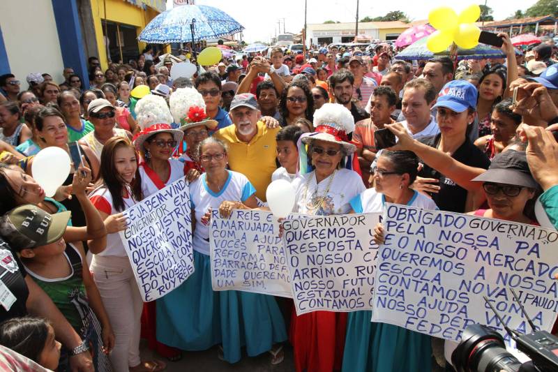 "Agora a população terá um lugar mais organizado, com mais higiene para comprar seu pescado e a sua carne. E pra gente que possui restaurante é melhor ainda, pois além da facilidade de adquirir os alimentos, o mercado também atrai clientes", comemorou Jaqueline Cardoso, 20 anos, que possui um ponto de venda de comidas em frente ao Mercado Municipal José Noronha Monteiro, no distrito de Boa Vista, em Quatipuru, no nordeste paraense. O espaço foi entregue oficialmente à população nesta segunda-feira (19), assim como as obras de pavimentação asfáltica da PA-446 e de cinco pontes em concreto ao longo da rodovia. A cerimônia contou com a presença do governador Simão Jatene, parlamentares, prefeitos da região entre outras autoridades locais. "Essas são importantes obras que vão beneficiar não só a população de Quatipuru, mas de toda a região. E faço questão de ressaltar que em todas elas existe o dinheiro dos impostos que todos nós paraenses pagamos. Esse é o retorno que fazemos questão de dar à população. Nós gestores somos apenas instrumentos desse grande desenvolvimento, quem financia é o povo", afirmou o governador Simão Jatene.
FOTO: CRISTINO MARTINS / AG. PARÁ
DATA: 19.03.2018
QUATIPURU - PARÁ <div class='credito_fotos'>Foto: Cristino Martins/Ag. Pará | <a href='/midias/2018/originais/fb39e72c-c14b-49c0-a6c6-16e472af46f9.jpg' download><i class='fa-solid fa-download'></i> Download</a></div>