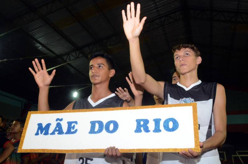 Uma intensa programação cultural, social e esportiva movimenta a cidade de Mãe do Rio, nesta sexta-feira (11), quando o município comemora 30 anos de fundação. Os competidores da etapa regional de Mãe do Rio dos Jogos Estudantis Paraenses (Jeps) terão um forte aliado durante os cinco dias da competição: a animação da torcida local.
FOTO: ELISEU DIAS / ASCOM SEDUC
DATA: 09.05.2018
MÃE DO RIO - PARÁ <div class='credito_fotos'>Foto: Eliseu Dias / Ascom Seduc | <a href='/midias/2018/originais/fb3b94e2-f9f4-47da-b77a-e460a43181a1.jpg' download><i class='fa-solid fa-download'></i> Download</a></div>