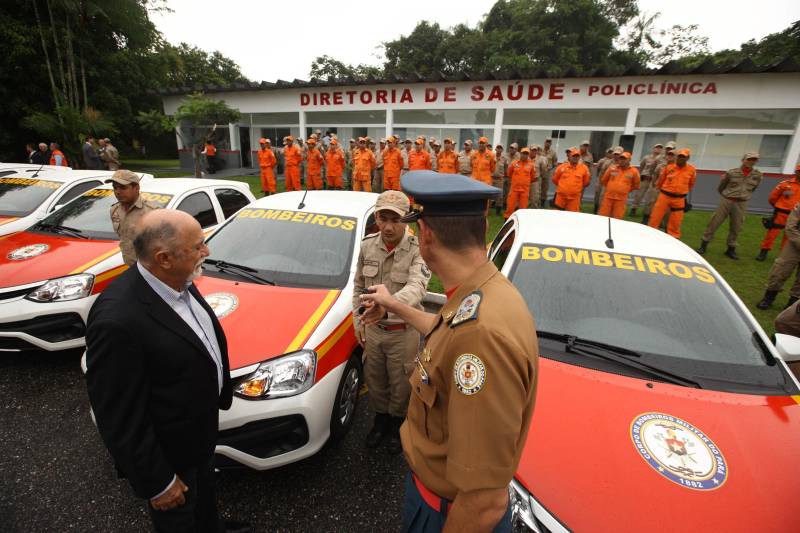 Na mesma cerimônia que entregou as viaturas para serviços de vistoria, o governador Simão Jatene fez uma visita técnica às instalações da nova Policlínica ao Corpo de Bombeiros Militar do Estado. Um prédio no Quartel do Comando Geral da corporação foi reformado e adaptado para receber a Policlínica, que oferta assistência médico-odontológico, psicológico e de primeiros socorros aos bombeiros militares e seus dependentes.
FOTO: IGOR BRANDÃO / AG. PARÁ
DATA: 15.03.2018
BELÉM - PARÁ <div class='credito_fotos'>Foto: IGOR BRANDÃO / AG. PARÁ | <a href='/midias/2018/originais/fb445456-85cb-428a-8074-878536de22a2.jpg' download><i class='fa-solid fa-download'></i> Download</a></div>