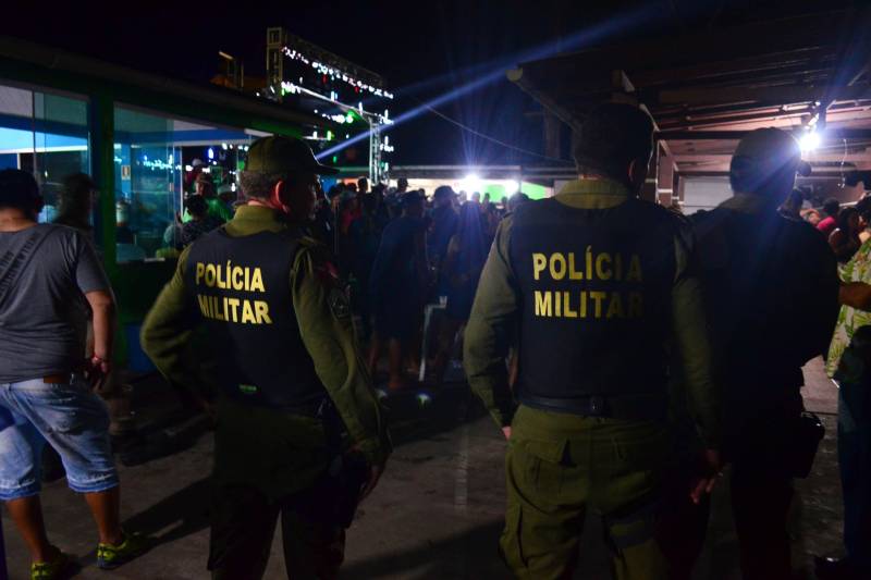 Para garantir a tranquilidade da população e estabelecer a ordem em locais de grande movimentação no distrito de Icoaraci, em Belém, foi deflagrada na noite deste domingo, 6, a Operação Hypnos, realizada pela Polícia Militar em parceria com outros órgãos de segurança pública e do sistema judiciário. Na foto, fiscalização de bares e festas averiguando a presença de menores e de veículos irregulares.
FOTO: ELIELSON MODESTO / ASCOM SEGUP
DATA: 06.05.2018
BELÉM - PARÁ <div class='credito_fotos'>Foto: Elielson Modesto / Ascom Segup | <a href='/midias/2018/originais/fb4d0419-a94f-4f84-a261-975f4e7659b5.jpg' download><i class='fa-solid fa-download'></i> Download</a></div>