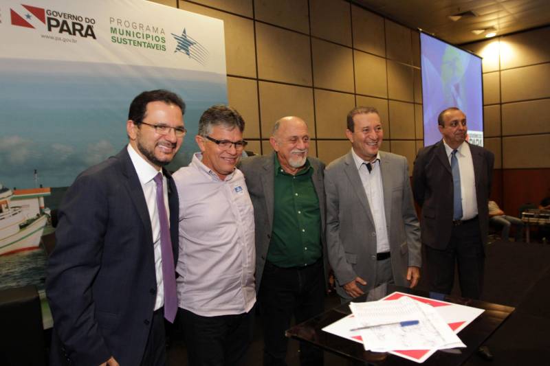 O primeiro dia do Fórum Permanente de Prefeitas e Prefeitos dos Municípios Sustentáveis contou com a participação de 85 prefeitos , 17 vices e 21 secretários municipais dos 141 municípios manifestaram interesse em adotar as diretrizes do programa. Para o governador Simão Jatene, esta grande participação simboliza a união de agentes públicos que colocaram os interesses coletivos acima dos interesses individuais para construir um estado melhor para todos. Com o tema “Gestão Compartilhada”, o evento traz as experiências e os desdobramentos das agendas governamentais que foram planejadas em parceria com as gestões municipais. Através da Secretaria Extraordinária de Municípios Sustentáveis (Semsu) Governo do Pará, por meio da Semsu, investe na capacitação dos municípios para a promoção de uma gestão fiscal eficiente. Para Izabela Jatene, este primeiro dia serviu para sinalizar o quanto os gestores estão preocupados com o equilíbrio da questão fiscal dos municípios e em desenvolver uma governança compartilhada para desenvolver seus municípios.
FOTO: CRISTINO MARTINS / AG. PARÁ
DATA: 07.02.2018
BELÉM - PARÁ <div class='credito_fotos'>Foto: Cristino Martins/Ag. Pará | <a href='/midias/2018/originais/fb656fa5-bde5-4871-8e40-5f6ade32e081.jpg' download><i class='fa-solid fa-download'></i> Download</a></div>