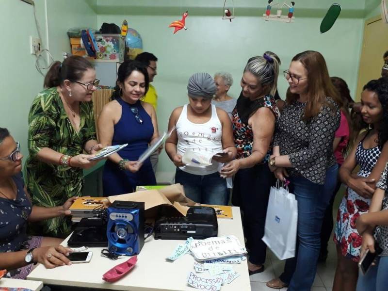 Pacientes vítimas de escalpelamento e que ficam hospedadas no Espaço Acolher, da Fundação da Santa Casa de Misericórdia do Pará, participaram, na quarta-feira, 13, do encerramento do projeto Didático “Traçando Saberes em Poema de Miriti” (foto). A atividade teve como base o livro Poemas de Miriti, de Edithe Pereira e Luiz Carlos França e compôs a doação de livros realizada ao Espaço pelo projeto Livro Solidário, coordenado pela Imprensa Oficial do Estado. A obra foi amplamente trabalhada entre as meninas que passam por tratamento. Elas extraíram referências dos poemas para sua realidade e trocaram experiências entre si. O resultado foi o enriquecimento mútuo de histórias de vida, além da montagem de uma maquete simulando a área ribeirinha de origem dessas meninas.
FOTO: ASCOM / IOE
DATA: 14.06.2018
BELÉM - PARÁ <div class='credito_fotos'>Foto: ASCOM IOE | <a href='/midias/2018/originais/fb6838cc-d28f-46c3-bc47-07e88b518f5c.jpg' download><i class='fa-solid fa-download'></i> Download</a></div>