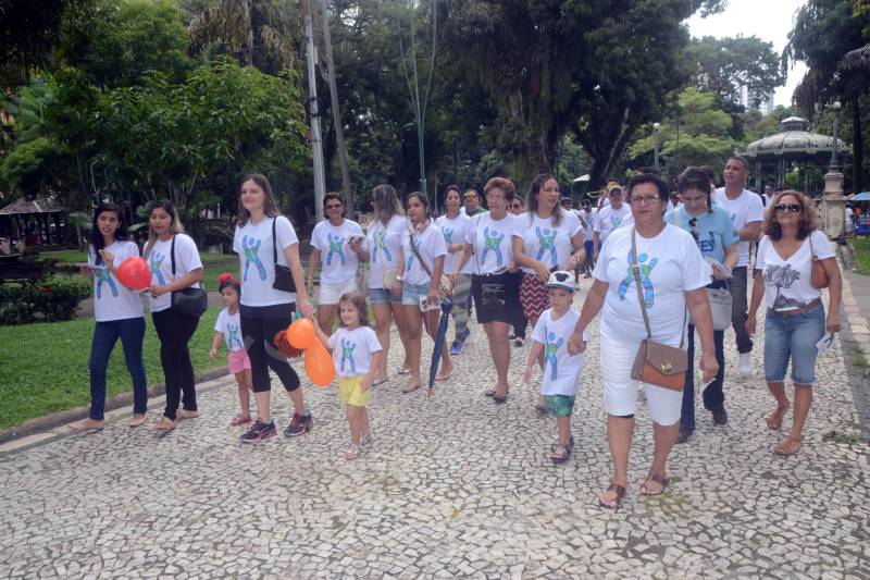 A rara Síndrome de Cri du Chat, também conhecida como Síndrome do Miado do Gato, mobilizou a sociedade neste sábado (5), durante uma caminhada na Praça Batista Campos, em Belém. A ação é alusiva ao Dia Internacional da Síndrome de Cri du Chat e busca conscientizar a população sobre a anomalia. Pais e profissionais da área da saúde participaram da ação educativa que contou com distribuição de panfletos informativos e uma caminhada pelo local. "Por ser rara, é muito difícil identificar a síndrome. Em Belém, temos conhecimento de apenas dois casos. Nossa intenção é sensibilizar os profissionais da área da saúde para que o diagnóstico seja precoce, já que os casos demoram anos para ter o diagnóstico fechado", explica a fonoaudióloga da Coordenadoria de Educação Especial (COEES), Priscila Salgado, mãe de uma criança portadora da síndrome.
FOTO: ELISEU DIAS / ASCOM SEDUC
DATA: 05.05.2018
BELÉM - PARÁ <div class='credito_fotos'>Foto: Eliseu Dias / Ascom Seduc | <a href='/midias/2018/originais/fb684ca1-f762-4ef7-8d45-8859dd240f52.jpg' download><i class='fa-solid fa-download'></i> Download</a></div>