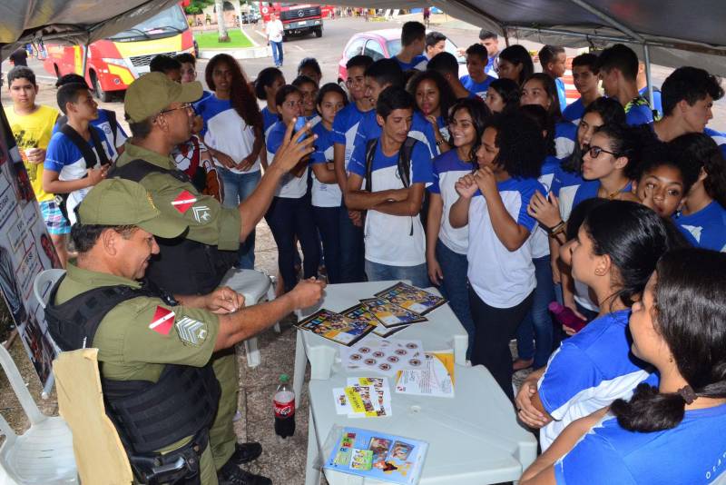 Quase 400 pessoas participaram da ação “Prevenção é Segurança”, realizada nesta sexta-feira (20) pela Secretaria de Estado de Segurança Pública e Defesa Social (Segup), por meio da Diretoria de Prevenção, em frente ao Centro Integrado de Conhecimento (CIC), das 8 às 12 h, no município de Benevides (Região Metropolitana de Belém). Os participantes conheceram os diversos serviços oferecidos por órgãos vinculados à Segup, como as polícias Civil e Militar e o Corpo de Bombeiros Militar do Pará. Na programação houve apresentação dos integrantes do Programa Escola da Vida, mantido pelo Corpo de Bombeiros Militar, e de outras atrações musicais e folclóricas do município. Agentes do Departamento de Trânsito do Estado (Detran) usaram brincadeiras para ensinar às crianças formas corretas de circular em vias públicas. Também foram oferecidos serviços à população, como a emissão de 200 carteiras de identidade e do passe-fácil estudantil, além de atendimento jurídico, massoterapia, limpeza de pele e outros procedimentos.
FOTO: ELIELSON MODESTO / SEGUP
DATA: 20.04.2018
LOCAL: BENEVIDES - PARÁ <div class='credito_fotos'>Foto: Elielson Modesto / Ascom Segup | <a href='/midias/2018/originais/fb6a3389-b218-4bce-8290-87b285132a60.jpg' download><i class='fa-solid fa-download'></i> Download</a></div>