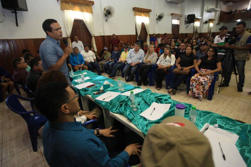 O produtor rural Nilson Corrêa da Silva, 23 anos, mora na comunidade Santo Ezequiel Moreno e produz alimentos em 700 hectares de terra na agrovila Acutipereira, no município de Portel, no arquipélago do Marajó. Mesmo morando e produzindo alimentos na comunidade, ele não possuía título de propriedade de terra. Para beneficiar produtores como Nilson, o governador Simão Jatene entregou, na manhã desta sexta-feira (23), títulos coletivos que beneficiaram mais de mil famílias. Os títulos também beneficiaram comunidades remanescentes de quilombos e povos tradicionais do município marajoara. O Pará foi o Estado que mais titulou áreas em prol dos remanescentes de quilombos no Brasil. Das 170 comunidades tituladas no país, 62 estão no Pará, sendo que destas 53 foram tituladas pelo Instituto de Terras do Pará (Iterpa).

FOTO: MÁCIO FERREIRA / AG. PARÁ
DATA: 23.03.2018
PORTEL - PARÁ <div class='credito_fotos'>Foto: MÁCIO FERREIRA/ AG. PARÁ   |   <a href='/midias/2018/originais/fb700eda-fddb-44b5-999c-828b516ebb6a.jpg' download><i class='fa-solid fa-download'></i> Download</a></div>
