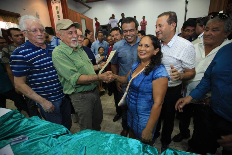 O produtor rural Nilson Corrêa da Silva, 23 anos, mora na comunidade Santo Ezequiel Moreno e produz alimentos em 700 hectares de terra na agrovila Acutipereira, no município de Portel, no arquipélago do Marajó. Mesmo morando e produzindo alimentos na comunidade, ele não possuía título de propriedade de terra. Para beneficiar produtores como Nilson, o governador Simão Jatene entregou, na manhã desta sexta-feira (23), títulos coletivos que beneficiaram mais de mil famílias. Os títulos também beneficiaram comunidades remanescentes de quilombos e povos tradicionais do município marajoara. O Pará foi o Estado que mais titulou áreas em prol dos remanescentes de quilombos no Brasil. Das 170 comunidades tituladas no país, 62 estão no Pará, sendo que destas 53 foram tituladas pelo Instituto de Terras do Pará (Iterpa).

FOTO: MÁCIO FERREIRA / AG. PARÁ
DATA: 23.03.2018
PORTEL - PARÁ <div class='credito_fotos'>Foto: MÁCIO FERREIRA/ AG. PARÁ   |   <a href='/midias/2018/originais/fb85c23d-a282-4ad6-84a1-19d74b90d566.jpg' download><i class='fa-solid fa-download'></i> Download</a></div>