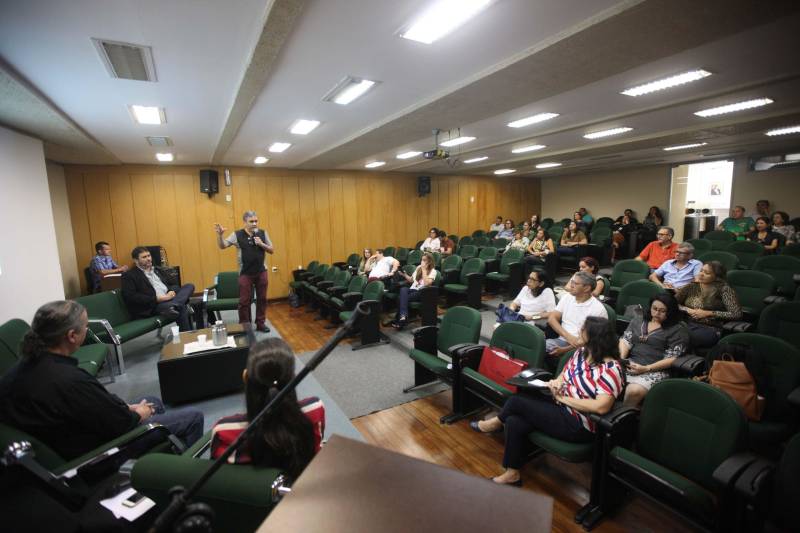 Destinado a atender o micro e o pequeno empreendedor paraense, o CredCidadão, programa de microcrédito do Governo do Estado, foi tema do 53º Café com Planejamento, realizado na manhã desta quinta-feira (28), pela Secretaria de Estado de Planejamento (Seplan). A iniciativa do Governo do Estado visa proporcionar crédito acessível e adequado a criação, crescimento e consolidação de empreendimentos formais e informais. Segundo Brenda Maradei, coordenadora setorial de proteção e desenvolvimento social da diretoria de planejamento da Seplan, o microcrédito é “uma ferramenta de política social, no combate à pobreza e à geração de emprego e renda, voltado para a parcela da população excluída do mercado de trabalho”.
FOTO: THIAGO GOMES / AG. PARÁ
DATA: 28.06.2018
BELÉM - PARÁ <div class='credito_fotos'>Foto: Thiago Gomes /Ag. Pará | <a href='/midias/2018/originais/fb8fb5f9-d87f-49c3-a426-4c8b2471ad1d.jpg' download><i class='fa-solid fa-download'></i> Download</a></div>