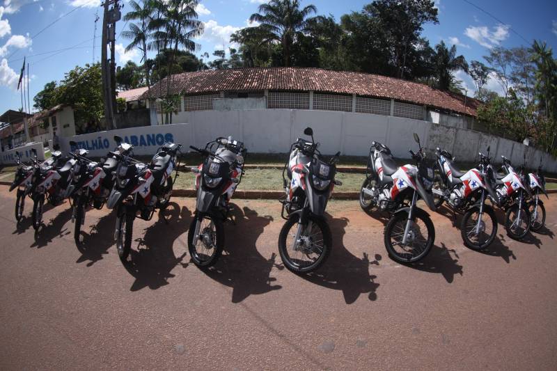 Os batalhões de Policiamento da PM de Barcarena (foto) e Abaetetuba, no Baixo Tocantins, receberam na tarde desta quinta-feira (21), 14 viaturas e 20 motocicletas para o reforço da segurança pública nas cidades. Os dois municípios pertencem ao Comando de Policiamento Regional IX, que realiza o policiamento em 10 municípios da região. O CPR IX também está formando 134 novos policias que deverão ser integrados ao policiamento no mês de julho. Participaram da entrega o comandante geral da PM, coronel Hilton Benigno, o presidente da Assembleia Legislativa do Pará (Alepa), deputado estadual Márcio Miranda e os deputados Ana Cunha e Celso Sabino. O coronel Hilton Benigno comentou que toda a frota de veículos da PM foi renovada. “A renovação traz melhores condições de trabalho ao policial”, afirmou.
FOTO: THIAGO GOMES / AG. PARÁ
DATA: 21.06.2018
BARCARENA - PARÁ <div class='credito_fotos'>Foto: Thiago Gomes /Ag. Pará | <a href='/midias/2018/originais/fb9bfc3f-9ae2-4f98-b68d-a51b2cb6d314.jpg' download><i class='fa-solid fa-download'></i> Download</a></div>