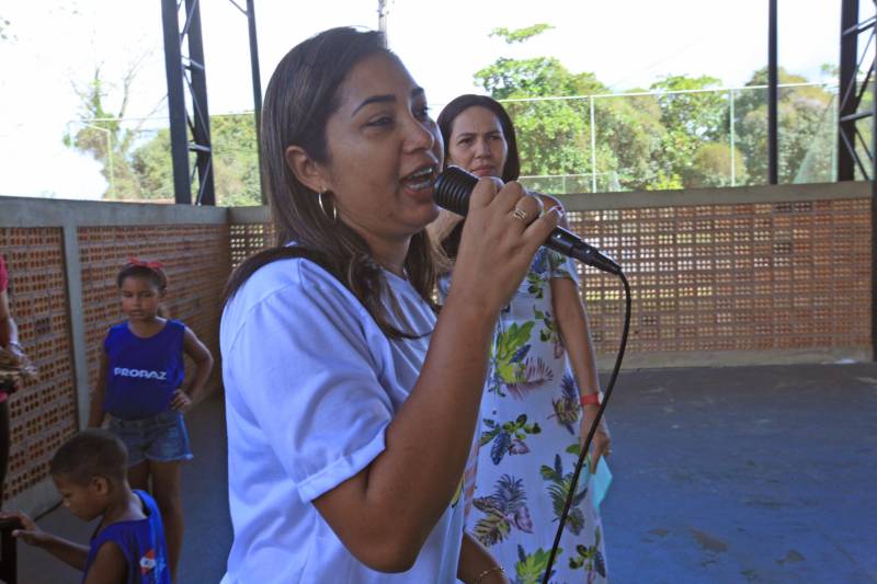À tarde, os polos do Pro Paz nos Bairros, do Instituto de Ensino de Segurança do Pará (Iesp) e da Universidade Federal do Pará (UFPA) promoveram palestras para as crianças e seus familiares, dentro da programação alusiva ao “Dia da família no polo”, na qual famílias e alunos se reúnem para confraternizar, debater o tema e participar das apresentações de dança. "Hoje realizamos uma roda de conversa sobre abuso e exploração sexual contra crianças e adolescentes. Tanto para os pais, para que fiquem atentos aos sinais e reforcem a atenção, pois grande parte da violência ocorre dentro de casa, quanto para empoderar essas crianças, para que elas saibam diferenciar o contato com os adultos. Se ocorrer, que elas possam denunciar, que elas percebam que têm voz e apoio de profissionais que, constantemente, estão na luta da defesa dos seus direitos", disse a assistente social Joyce Cardoso, responsável pela palestra no Polo UFPA. Na foto, a assistente social Joyce Cardoso, responsável pela palestra no Polo UFPA.
FOTO: CARLOS SODRÉ / AG. PARÁ
DATA: 18.05.2018
BELÉM - PARÁ <div class='credito_fotos'>Foto: Agência Pará | <a href='/midias/2018/originais/fb9d6757-da06-4c12-abf0-da992e2227b6.jpg' download><i class='fa-solid fa-download'></i> Download</a></div>