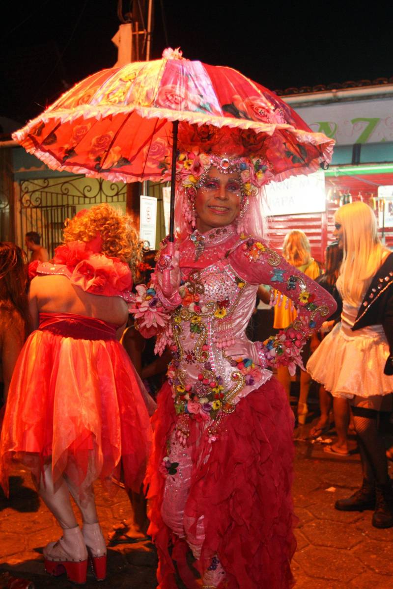 O professor Júlio Leal Gomes é natural de Vigia de Nazaré, no nordeste paraense, terra conhecida pela hospitalidade, principalmente em época festiva. Mantendo a tradição, no Carnaval Júlio e seus irmãos abrem a casa da família para amigos e outros parentes. Neste ano, o imóvel de quatro cômodos abrigou mais de 50 pessoas. Vigia tem um dos maiores e mais tradicionais carnavais do Pará. Nesta época do ano, a população do município, de 51.173 habitantes (Censo/IBGE), triplica com a chegada de brincantes oriundos de todo o Brasil, e os vigienses – igual coração de mãe - acolhem essa multidão. A estimativa é a cidade receber mais de 300 mil pessoas neste Carnaval.
FOTO: IGOR BRANDÃO / AG PARÁ
DATA: 13.02.2018
VIGIA - PARÁ <div class='credito_fotos'>Foto: IGOR BRANDÃO / AG. PARÁ | <a href='/midias/2018/originais/fba061a8-1236-4f23-8414-545298767e15.jpg' download><i class='fa-solid fa-download'></i> Download</a></div>