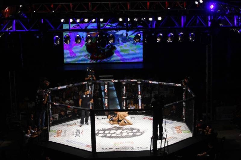 O mundo do MMA conheceu neste sábado os novos guerreiros paraenses. Dos 34 lutadores que entraram no octógono do Jungle Fight 93, 31 representaram o estado. Destaque para Ivanildo Monstrinho e Francisco Figueiredo, que conquistaram os cinturões interinos das categorias 57kg e 61kg, respectivamente, diante do público que lotou o Centro de Convenções da Amazônia – Hangar, com apoio da Secretaria de Estado de Esporte e Lazer.
FOTO: THIAGO GOMES / AG. PARÁ
DATA: 28.04.2018
BELÉM - PARÁ <div class='credito_fotos'>Foto: Thiago Gomes /Ag. Pará | <a href='/midias/2018/originais/fba06bef-b1d7-44e5-bb69-8bdda1b72986.jpg' download><i class='fa-solid fa-download'></i> Download</a></div>